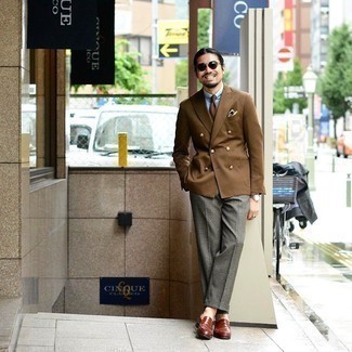 Braunes Zweireiher-Sakko kombinieren – 229 Herren Outfits: Vereinigen Sie ein braunes Zweireiher-Sakko mit einer grauen Anzughose mit Schottenmuster für einen stilvollen, eleganten Look. Bringen Sie die Dinge durcheinander, indem Sie braunen Leder Slipper mit diesem Outfit tragen.