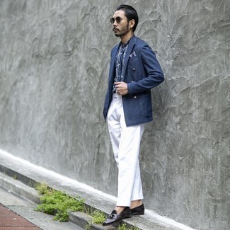 Blaues Zweireiher-Sakko aus Jeans kombinieren – 6 Herren Outfits: Kombinieren Sie ein blaues Zweireiher-Sakko aus Jeans mit einer weißen Anzughose, um vor Klasse und Perfektion zu strotzen. Fühlen Sie sich mutig? Komplettieren Sie Ihr Outfit mit dunkelbraunen Leder Slippern mit Quasten.