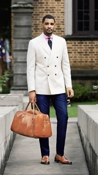 Rotbraune Leder Slipper kombinieren – 500+ Herren Outfits: Kombinieren Sie ein weißes Zweireiher-Sakko mit einer dunkelblauen Anzughose, um vor Klasse und Perfektion zu strotzen. Fühlen Sie sich ideenreich? Wählen Sie rotbraunen Leder Slipper.