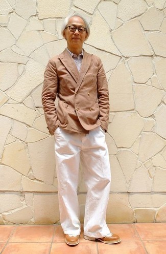 Braune Leder Brogues kombinieren – 500+ Herren Outfits: Kombinieren Sie ein beige Zweireiher-Sakko mit einer weißen Chinohose, wenn Sie einen gepflegten und stylischen Look wollen. Braune Leder Brogues sind eine ideale Wahl, um dieses Outfit zu vervollständigen.