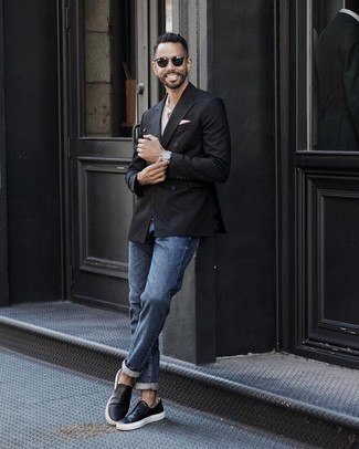 30 Jährige: Welche Sakkos mit blauer Jeans zu tragen – 500+ Herren Outfits: Vereinigen Sie ein Sakko mit blauen Jeans für einen für die Arbeit geeigneten Look. Wenn Sie nicht durch und durch formal auftreten möchten, entscheiden Sie sich für schwarzen Slip-On Sneakers aus Leder.