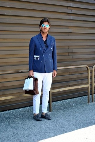 Wie blaues Zweireiher-Sakko mit weißer Anzughose zu kombinieren – 61 Herren Outfits: Kombinieren Sie ein blaues Zweireiher-Sakko mit einer weißen Anzughose für einen stilvollen, eleganten Look. Suchen Sie nach leichtem Schuhwerk? Komplettieren Sie Ihr Outfit mit dunkelblauen Wildleder Bootsschuhen für den Tag.