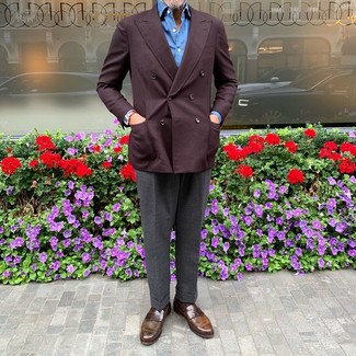 50 Jährige: Dunkelrote Jacke kombinieren – 51 Herren Outfits: Erwägen Sie das Tragen von einer dunkelroten Jacke und einer dunkelgrauen Anzughose für eine klassischen und verfeinerte Silhouette. Ergänzen Sie Ihr Look mit braunen Leder Slippern.
