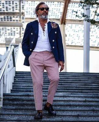 Hose mit Vichy-Muster kombinieren – 45 Herren Outfits: Erwägen Sie das Tragen von einem dunkelblauen Zweireiher-Sakko und einer Hose mit Vichy-Muster für einen stilvollen, eleganten Look. Vervollständigen Sie Ihr Outfit mit dunkelblauen Leder Slippern, um Ihr Modebewusstsein zu zeigen.