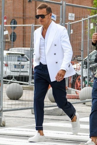 50 Jährige: Blaue Hose kombinieren – 500+ Herren Outfits: Paaren Sie ein weißes Zweireiher-Sakko mit einer blauen Hose, um vor Klasse und Perfektion zu strotzen. Ergänzen Sie Ihr Look mit weißen geflochtenen Slip-On Sneakers aus Leder.
