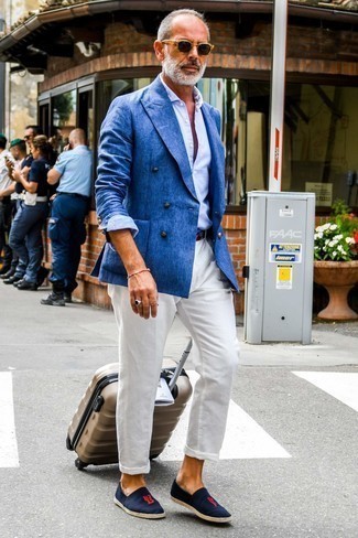 Koffer kombinieren – 205 Herren Outfits: Entscheiden Sie sich für ein blaues Zweireiher-Sakko und einen Koffer, um einen lockeren, aber dennoch stylischen Look zu erhalten. Dunkelblaue Segeltuch Espadrilles fügen sich nahtlos in einer Vielzahl von Outfits ein.