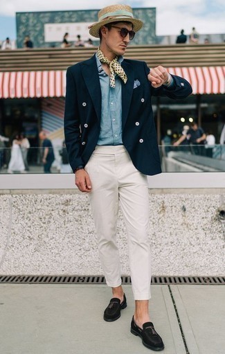 Welche Slipper mit hellblauen Langarmhemdes zu tragen – 377 Herren Outfits warm Wetter: Kombinieren Sie ein hellblaues Langarmhemd mit einer weißen Chinohose für ein sonntägliches Mittagessen mit Freunden. Machen Sie Ihr Outfit mit Slippern eleganter.