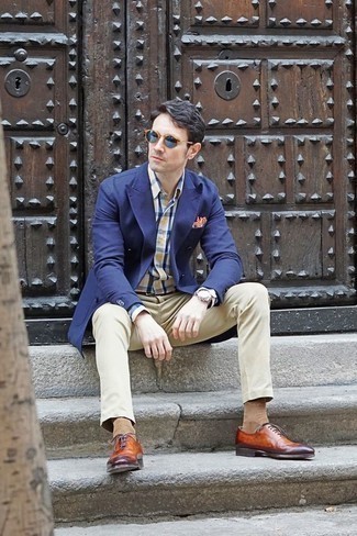 Blaue Sonnenbrille kombinieren – 500+ Herren Outfits: Kombinieren Sie ein dunkelblaues Zweireiher-Sakko mit einer blauen Sonnenbrille, um einen lockeren, aber dennoch stylischen Look zu erhalten. Vervollständigen Sie Ihr Outfit mit rotbraunen Leder Oxford Schuhen, um Ihr Modebewusstsein zu zeigen.