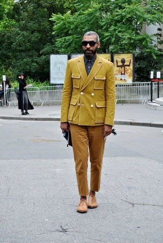 Gelbes Sakko kombinieren – 57 Smart-Casual Herren Outfits: Erwägen Sie das Tragen von einem gelben Sakko und einer rotbraunen Chinohose für Ihren Bürojob. Schalten Sie Ihren Kleidungsbestienmodus an und machen beige Leder Oxford Schuhe zu Ihrer Schuhwerkwahl.
