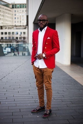 Rotes und schwarzes Sakko kombinieren – 345 Herren Outfits: Kombinieren Sie ein rotes und schwarzes Sakko mit einer rotbraunen Chinohose für einen für die Arbeit geeigneten Look. Ergänzen Sie Ihr Outfit mit dunkelroten Leder Oxford Schuhen, um Ihr Modebewusstsein zu zeigen.