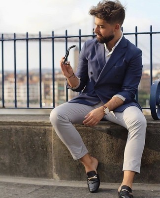 Welche Slipper mit blauen Sakkos zu tragen – 500+ Smart-Casual Herren Outfits: Paaren Sie ein blaues Sakko mit einer grauen Chinohose für Drinks nach der Arbeit. Fügen Sie Slipper für ein unmittelbares Style-Upgrade zu Ihrem Look hinzu.