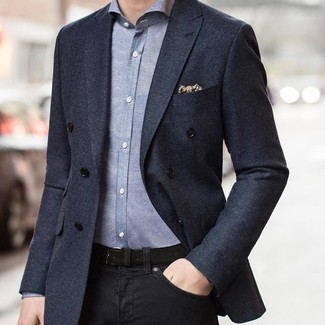 Dunkelgraues Zweireiher-Sakko kombinieren – 394 Herren Outfits: Die modische Kombination aus einem dunkelgrauen Zweireiher-Sakko und schwarzen Jeans ist perfekt für einen Tag im Büro.