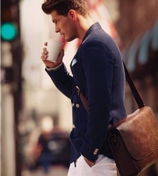 Rotbraune Leder Umhängetasche kombinieren – 97 Smart-Casual Herren Outfits warm Wetter: Kombinieren Sie ein dunkelblaues Zweireiher-Sakko mit einer rotbraunen Leder Umhängetasche für einen bequemen Alltags-Look.