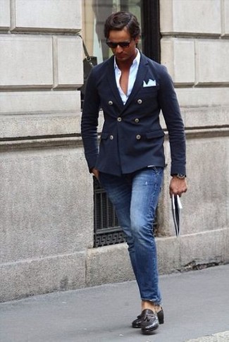 Welche Slipper mit blauen Zweireiher-Sakkos zu tragen – 419 Sommer Herren Outfits: Kombinieren Sie ein blaues Zweireiher-Sakko mit blauen Jeans, um einen modischen Freizeitlook zu kreieren. Fühlen Sie sich mutig? Ergänzen Sie Ihr Outfit mit Slippern. Dieses Outfit eignet sich sehr gut für den Sommer.