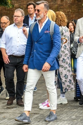blaues Zweireiher-Sakko, weißes Langarmhemd, weiße Jeans mit Destroyed-Effekten, graue Sportschuhe für Herren