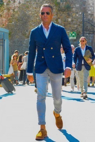 Wie blaues Zweireiher-Sakko mit grauer Jeans zu kombinieren – 9 Herren Outfits: Tragen Sie ein blaues Zweireiher-Sakko und grauen Jeans, um einen modischen Freizeitlook zu kreieren. Entscheiden Sie sich für rotbraunen Monks aus Wildleder, um Ihr Modebewusstsein zu zeigen.