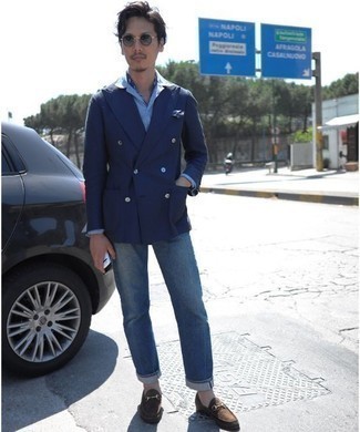 Wie dunkelblaue Jeans mit dunkelblauen Sakkos zu kombinieren – 500+ Smart-Casual Herren Outfits: Vereinigen Sie ein dunkelblaues Sakko mit dunkelblauen Jeans, wenn Sie einen gepflegten und stylischen Look wollen. Fühlen Sie sich mutig? Entscheiden Sie sich für braunen Wildleder Slipper.
