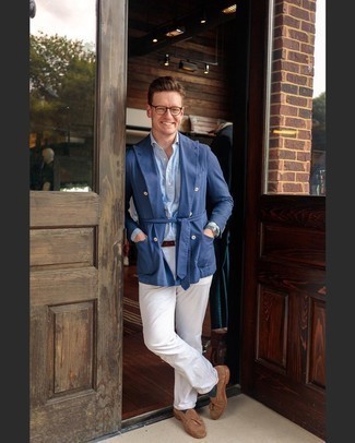 Welche Jeans mit brauner Slipper mit Quasten zu tragen – 255 Smart-Casual Herren Outfits warm Wetter: Erwägen Sie das Tragen von einem dunkelblauen Zweireiher-Sakko und Jeans, wenn Sie einen gepflegten und stylischen Look wollen. Fühlen Sie sich ideenreich? Vervollständigen Sie Ihr Outfit mit braunen Slippern mit Quasten.