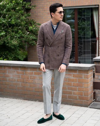 Dunkelgrüne Samt Slipper kombinieren – 17 Herren Outfits: Machen Sie sich mit einem dunkelbraunen Zweireiher-Sakko und einer grauen Anzughose einen verfeinerten, eleganten Stil zu Nutze. Fühlen Sie sich mutig? Wählen Sie dunkelgrünen Samt Slipper.