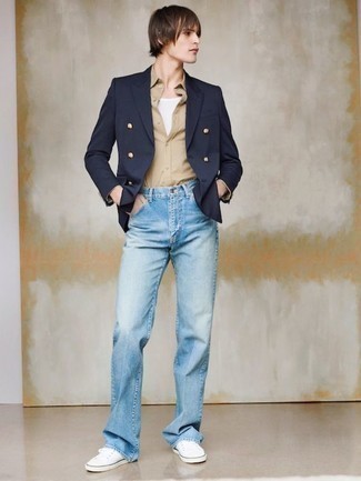 Dunkelblaues Zweireiher-Sakko kombinieren – 500+ Herren Outfits: Kombinieren Sie ein dunkelblaues Zweireiher-Sakko mit hellblauen Jeans, wenn Sie einen gepflegten und stylischen Look wollen. Fühlen Sie sich ideenreich? Entscheiden Sie sich für weißen Segeltuch niedrige Sneakers.