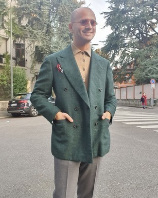 dunkelgrünes Wollzweireiher-sakko, beige Wollpolo pullover, graue Anzughose, mehrfarbiges bedrucktes Einstecktuch für Herren