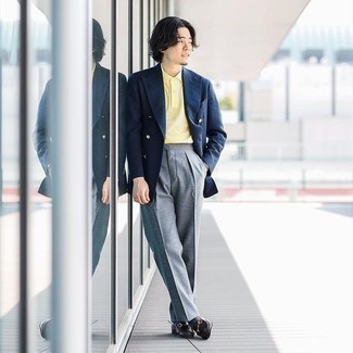 Dunkelblaues Zweireiher-Sakko kombinieren – 500+ Elegante Herren Outfits: Kombinieren Sie ein dunkelblaues Zweireiher-Sakko mit einer grauen Anzughose, um vor Klasse und Perfektion zu strotzen. Suchen Sie nach leichtem Schuhwerk? Vervollständigen Sie Ihr Outfit mit dunkelbraunen Leder Slippern für den Tag.