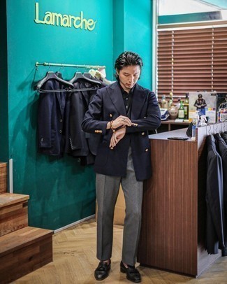 Graue Wollanzughose kombinieren – 500+ Herren Outfits: Kombinieren Sie ein dunkelblaues Zweireiher-Sakko mit einer grauen Wollanzughose für einen stilvollen, eleganten Look. Fühlen Sie sich mutig? Entscheiden Sie sich für schwarzen Leder Slipper mit Quasten.