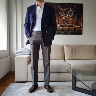 Wie Slipper mit Polohemdes zu kombinieren – 60 Elegante Herren Outfits: Kombinieren Sie ein Polohemd mit einer grauen Anzughose für einen für die Arbeit geeigneten Look. Fühlen Sie sich ideenreich? Wählen Sie Slipper.