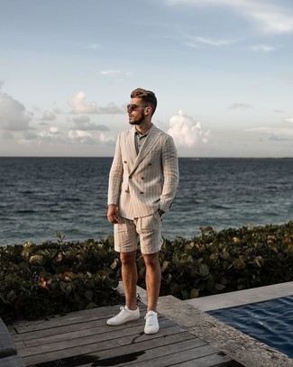 Graues Polohemd kombinieren – 243 Herren Outfits: Vereinigen Sie ein graues Polohemd mit hellbeige vertikal gestreiften Shorts für ein großartiges Wochenend-Outfit. Vervollständigen Sie Ihr Look mit weißen Leder niedrigen Sneakers.