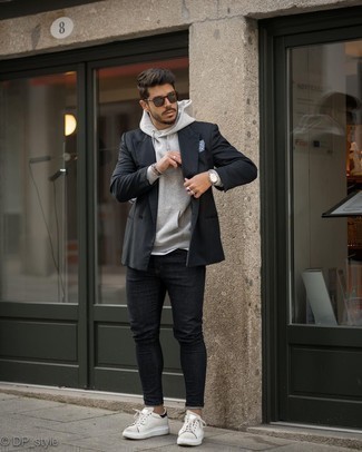 Schwarzes Zweireiher-Sakko kombinieren – 250 Herren Outfits: Erwägen Sie das Tragen von einem schwarzen Zweireiher-Sakko und schwarzen engen Jeans, um einen modischen Freizeitlook zu kreieren. Bringen Sie die Dinge durcheinander, indem Sie weißen und schwarzen Leder niedrige Sneakers mit diesem Outfit tragen.