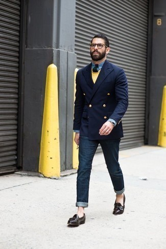 Dunkelblaues Chambray Businesshemd kombinieren – 437 Herren Outfits: Kombinieren Sie ein dunkelblaues Chambray Businesshemd mit dunkelblauen Jeans, um einen modischen Freizeitlook zu kreieren. Machen Sie Ihr Outfit mit dunkelbraunen Leder Slippern mit Quasten eleganter.