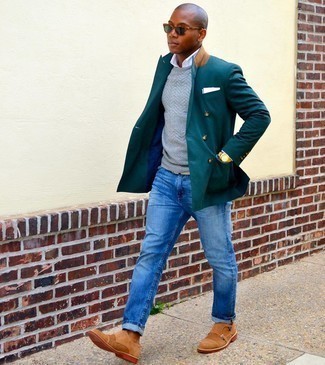 Hellbeige Doppelmonks kombinieren – 77 Herren Outfits: Kombinieren Sie ein dunkelgrünes Zweireiher-Sakko mit blauen Jeans, um einen eleganten, aber nicht zu festlichen Look zu kreieren. Entscheiden Sie sich für hellbeige Doppelmonks, um Ihr Modebewusstsein zu zeigen.