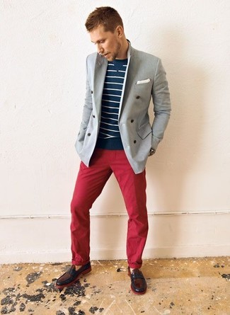 Wie dunkelbraune Leder Slipper mit roter Chinohose zu kombinieren – 13 Herren Outfits: Kombinieren Sie ein graues Zweireiher-Sakko mit einer roten Chinohose, wenn Sie einen gepflegten und stylischen Look wollen. Fühlen Sie sich mutig? Komplettieren Sie Ihr Outfit mit dunkelbraunen Leder Slippern.