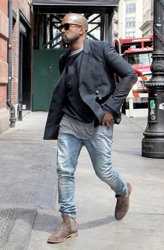 Kanye West trägt schwarzes Zweireiher-Sakko, schwarzer Pullover mit einem Rundhalsausschnitt, graues T-Shirt mit einem Rundhalsausschnitt, hellblaue Jeans