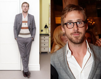 Ryan Gosling trägt graues Zweireiher-Sakko, hellbeige horizontal gestreifter Pullover mit einem V-Ausschnitt, weißes Businesshemd, graue Anzughose