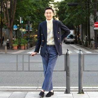 Wie Chukka-Stiefel mit Sakkos zu kombinieren – 500+ Smart-Casual Herren Outfits: Die Paarung aus einem Sakko und einer blauen Cord Chinohose ist eine ideale Wahl für einen Tag im Büro. Komplettieren Sie Ihr Outfit mit Chukka-Stiefeln.