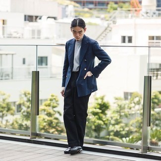 Armband kombinieren – 500+ Herren Outfits: Vereinigen Sie ein dunkelblaues Zweireiher-Sakko mit einem Armband für einen bequemen Alltags-Look. Wählen Sie schwarzen Leder Slipper, um Ihr Modebewusstsein zu zeigen.