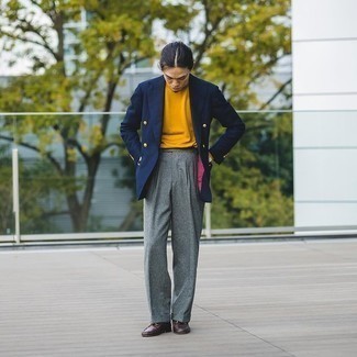 Dunkelblaues Zweireiher-Sakko kombinieren – 500+ Herren Outfits: Paaren Sie ein dunkelblaues Zweireiher-Sakko mit einer grauen Wollanzughose für einen stilvollen, eleganten Look. Dunkelbraune Leder Slipper leihen Originalität zu einem klassischen Look.