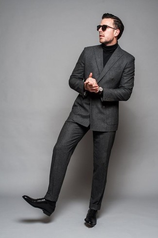 Dunkelgraues Zweireiher-Sakko kombinieren – 394 Herren Outfits: Kombinieren Sie ein dunkelgraues Zweireiher-Sakko mit einer dunkelgrauen Anzughose für einen stilvollen, eleganten Look. Schwarze Leder Oxford Schuhe verleihen einem klassischen Look eine neue Dimension.