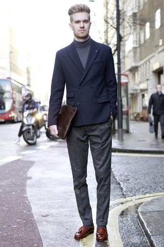 Dunkelblaues Zweireiher-Sakko kombinieren – 500+ Elegante Herren Outfits: Entscheiden Sie sich für ein dunkelblaues Zweireiher-Sakko und eine dunkelgraue Wollanzughose für einen stilvollen, eleganten Look. Fühlen Sie sich ideenreich? Komplettieren Sie Ihr Outfit mit braunen Leder Slippern mit Quasten.