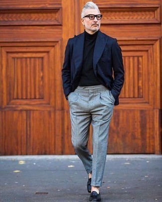 50 Jährige: Business Schuhe kombinieren – 500+ Herbst Herren Outfits: Tragen Sie ein dunkelblaues Zweireiher-Sakko und eine graue Wollanzughose, um vor Klasse und Perfektion zu strotzen. Business Schuhe sind eine großartige Wahl, um dieses Outfit zu vervollständigen. Das Outfit ist einfach Herbst pur.