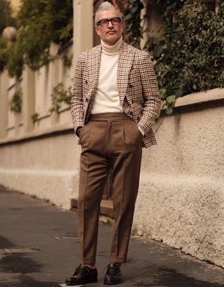 50 Jährige: Sakko kombinieren – 453 Herbst Herren Outfits: Entscheiden Sie sich für ein Sakko und eine braune Anzughose für eine klassischen und verfeinerte Silhouette. Dieses Outfit passt hervorragend zusammen mit dunkelbraunen Leder Derby Schuhen. Ein super Herbst-Look.