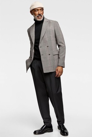 graues Zweireiher-Sakko mit Schottenmuster, schwarzer Wollrollkragenpullover, schwarze Anzughose, schwarze Leder Derby Schuhe für Herren