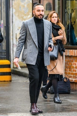 Welche Anzughosen mit dunkelroter Chelsea Boots zu tragen – 13 Herren Outfits: Kombinieren Sie ein graues Zweireiher-Sakko mit einer Anzughose für eine klassischen und verfeinerte Silhouette. Fühlen Sie sich mutig? Ergänzen Sie Ihr Outfit mit dunkelroten Chelsea Boots.