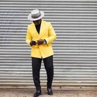 Weißen und schwarzen Hut kombinieren – 37 Frühling Herren Outfits: Kombinieren Sie ein gelbes Zweireiher-Sakko mit einem weißen und schwarzen Hut für ein großartiges Wochenend-Outfit. Fühlen Sie sich mutig? Entscheiden Sie sich für dunkelblauen Leder Slipper. Ein super Übergangs-Outfit.