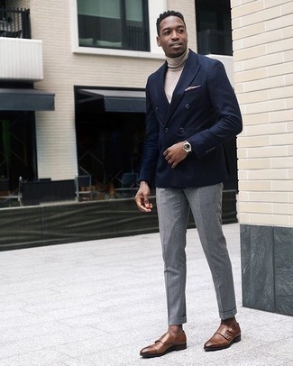 Hellbeige Einstecktuch kombinieren – 500+ Herren Outfits: Kombinieren Sie ein dunkelblaues Zweireiher-Sakko mit einem hellbeige Einstecktuch, um einen lockeren, aber dennoch stylischen Look zu erhalten. Putzen Sie Ihr Outfit mit braunen Doppelmonks aus Leder.