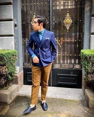 30 Jährige: Welche Slipper mit hellbeige Anzughose zu tragen – 500+ Herren Outfits: Kombinieren Sie ein blaues Zweireiher-Sakko mit einer hellbeige Anzughose für einen stilvollen, eleganten Look. Suchen Sie nach leichtem Schuhwerk? Entscheiden Sie sich für Slipper für den Tag.