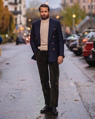 Braunes Einstecktuch kombinieren – 469 Elegante Herren Outfits: Kombinieren Sie ein dunkelblaues Zweireiher-Sakko mit einem braunen Einstecktuch, um mühelos alles zu meistern, was auch immer der Tag bringen mag. Dunkelbraune Leder Slipper sind eine einfache Möglichkeit, Ihren Look aufzuwerten.