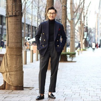 Schwarzen Pullover kombinieren – 368 Elegante Herren Outfits: Kombinieren Sie einen schwarzen Pullover mit einer dunkelgrauen Anzughose für eine klassischen und verfeinerte Silhouette. Fühlen Sie sich mutig? Vervollständigen Sie Ihr Outfit mit schwarzen Leder Slippern mit Quasten.