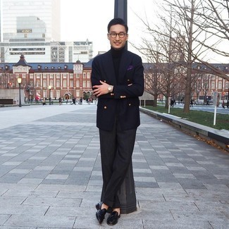 30 Jährige: Schwarzen Rollkragenpullover kombinieren – 500+ Herren Outfits: Geben Sie den bestmöglichen Look ab in einem schwarzen Rollkragenpullover und einer dunkelgrauen Anzughose. Dieses Outfit passt hervorragend zusammen mit schwarzen Leder Slippern mit Quasten.